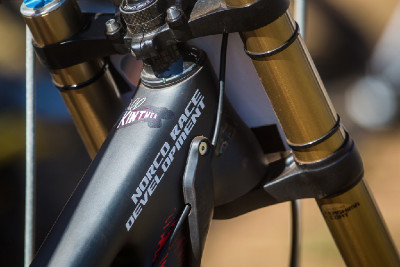 karbonový 27,5" sjezďák Norco Jill Kintner