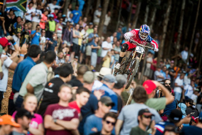 Aaron Gwin si letí pro vítězství