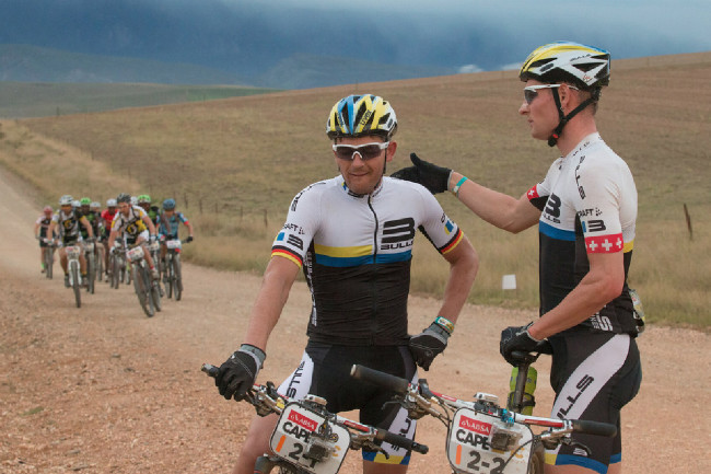 Cape Epic 2014 - další zásadní okamžik závodu: Karl Platt s Ursem Huberem opouštějí závod