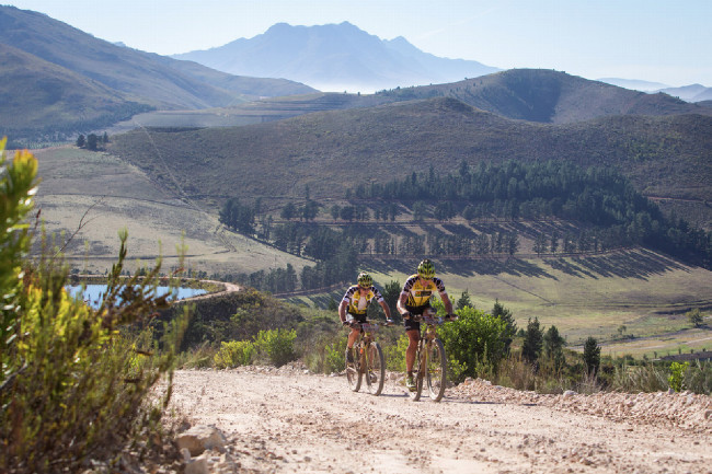 Cape Epic 2014 - Kristián s Robertem v páté etapě dotahují ztrátu způsobenou defektem 
