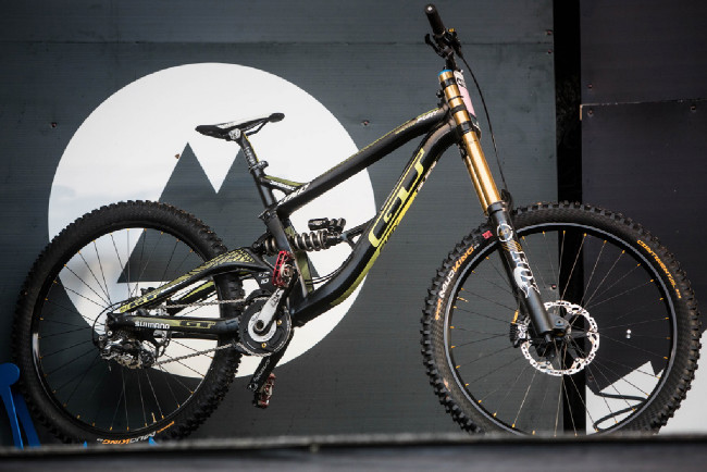 Světový pohár MTB DH #2 - Cairns: v obou případech nejrychlejší bike GT