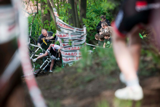 ČP MTB XCO Teplice 2014: několik pádů v nejobávanějším sjezdu k vidění bylo