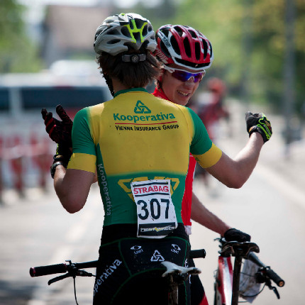 ČP MTB XCO Teplice 2014: přtelské objetí v cíli nejlepších juniorů Rajcharta a Lehkého
