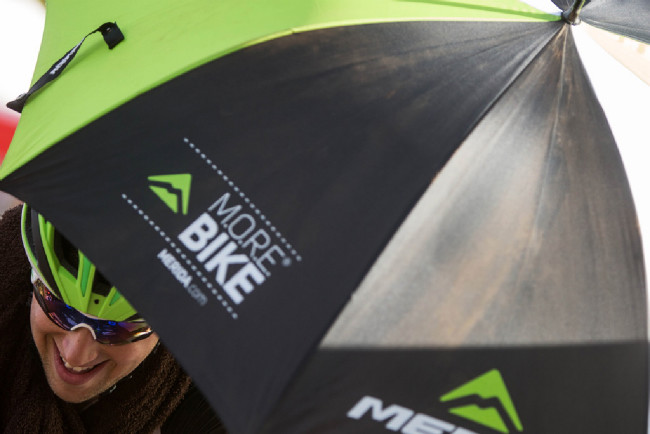 Ondřej Cink se ukrývá před sluníčkem