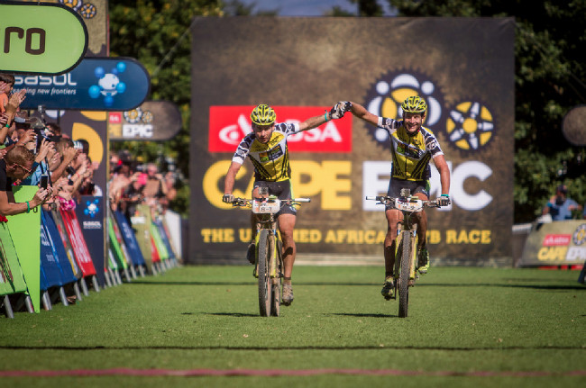Cape Epic 2014 - od třetí etapy takto spokojeně tým Topeak Ergon dojížděl do cíle 