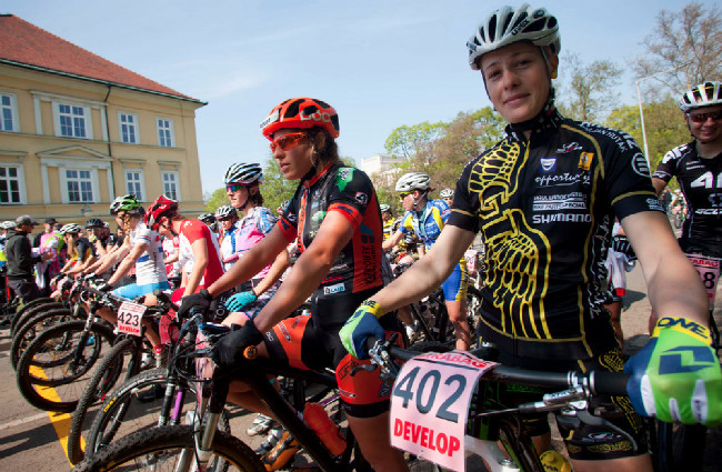 ČP MTB XCO Teplice 2014: první řada byla až na Lucii Veselou a Jitku Škarnitzlovou byla plná cizinek