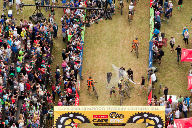 Cape Epic 2014 - tahle vypadala oslava vítězů z ptačí perspektivy