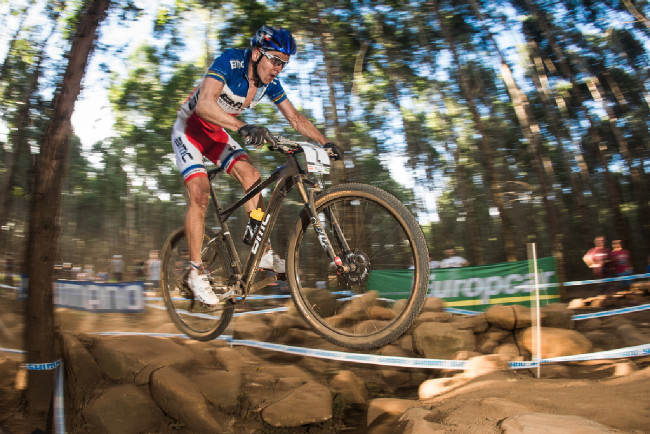 Julien Absalon na těžké a neoblíbené trati stíhá