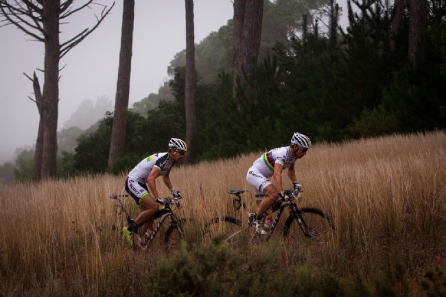 Cape Epic 2014 - Nino Schurter s Philipem Buysem se ke konci neskutečně rozjeli
