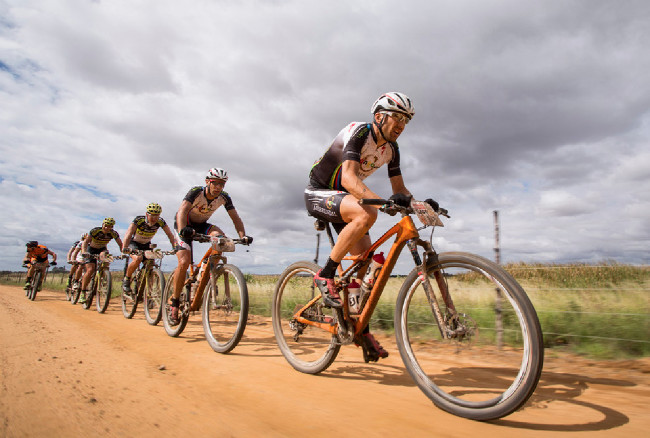 Cape Epic 2014 - Christioph Sauser táhne vláček bikerů