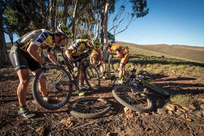 Cape Epic 2014 - zásadní moment pro Kristiána s Robertem, tým Centurion Vaude se obětuje a dává jim svá kola