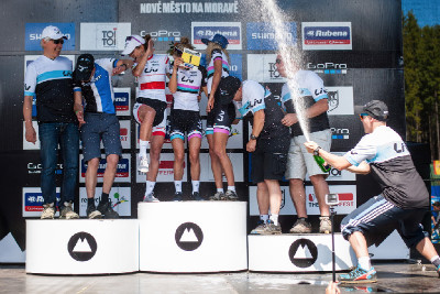 Sprcha pro nejlepší dámský tým