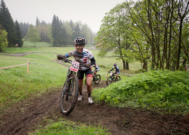 Český pohár XCO #2 - Bedřichov 2014: Tereza Huříková s pleťovou maskou z rašeliny Jizerských hor....