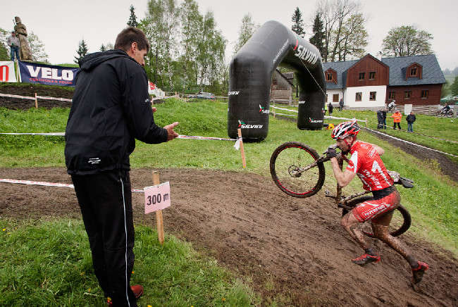 Český pohár XCO #2 - Bedřichov 2014: Viktor Zapletal hecuje svého svěřence Jana "Jahodu" Rajcharta