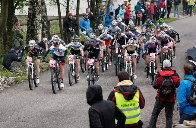 Český pohár XCO #2 - Bedřichov 2014: tady byla Tereza Huříková ještě v čele...