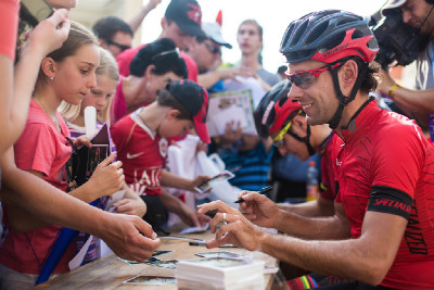 Ferry Raboň rozdává podpisy a úsměvy