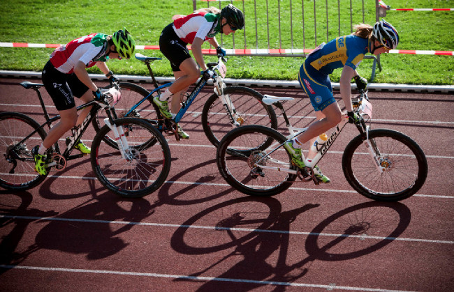 Start finále žen, nejrychlejší Alexandra Engen, ale zlato nakonec brala Kathrin Stirnemann