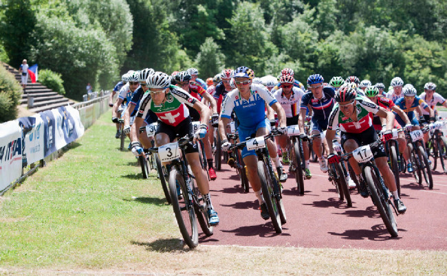 Na 90 mužů vyrazilo na těžký a horký závod