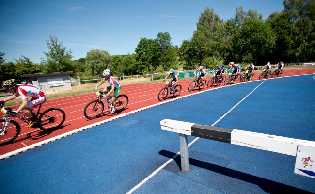 Po startu si 16 závodníků obkroužilo tartanový ovál