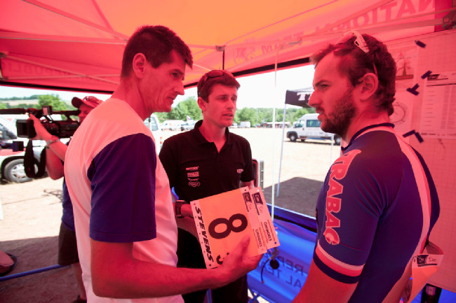 Škarno, všechno je to na tobě, rozumíš!?