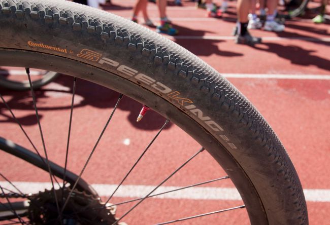 I Julien Absalon zvolil téměř hladký plášť. Jan Škarnitzl jel na hladké Rubena Zephyros, které si narychlo nechal poslat z Česka