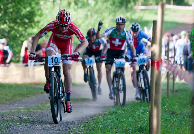 Nešťastný okamžik pro Jana Nesvadbu jedoucím za Wildhaberem, kterému rupnul řetěz