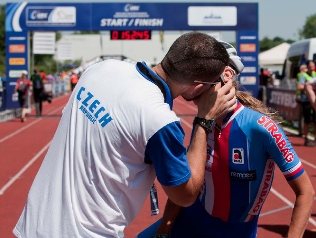 Téměř dvouhodinová tvrdá práce zaslouží něžný polibek....