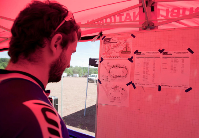 Jan Škartnizl pozorně studuje místo předávky