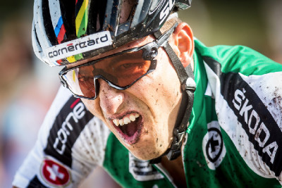 Nino Schurter toho měl plné zuby