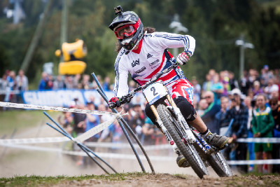 Josh Bryceland míří do cíle se zlomeným kotníkem