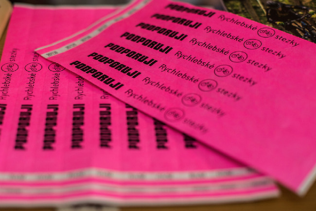 Komu se na řídítkách nehoupe barevný náramek je divnej...