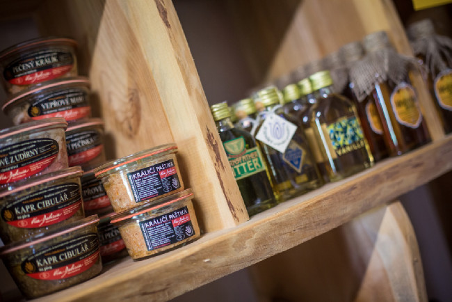 Paštičky, čaje, mýdla hned vedle rukavic, přileb a plášťů.  "To je omluvenka pro přítelkyně :-)"