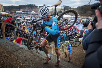 Sven Nys s Michaelem Borošem v patách