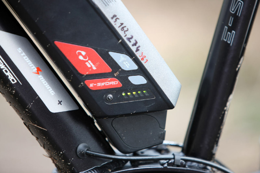 4Ever E-Sword 1 - čísla napsaná na baterii = stav Km při nabíjení