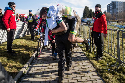 Australan nechal na trati i poslední zbytky sil