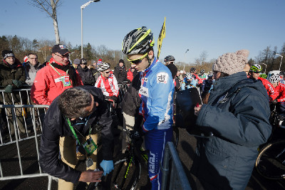 Rozhodčí měří šířku galusek Jakuba Skály