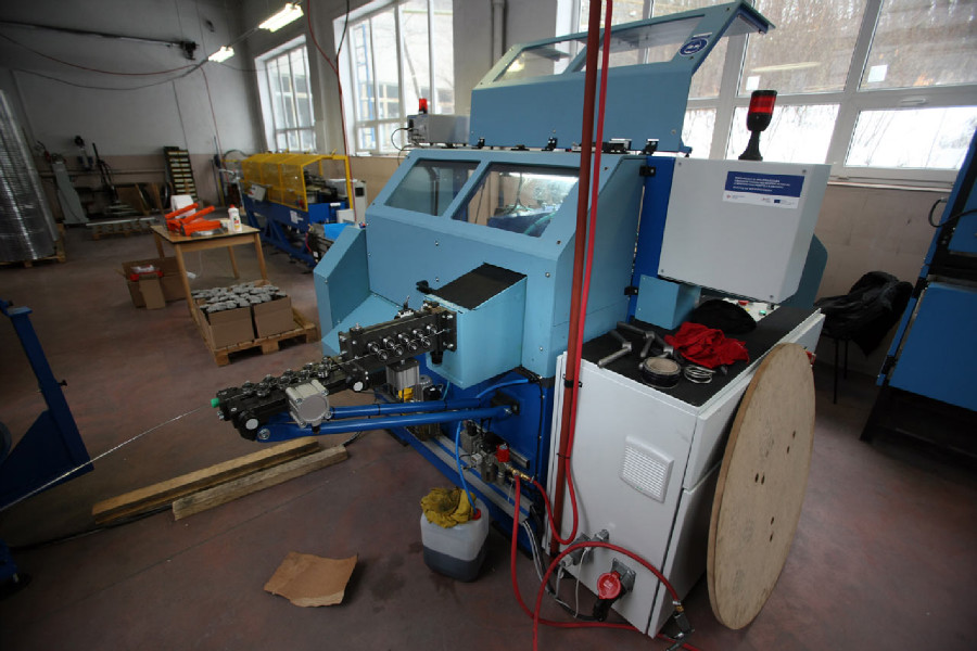 Remerx - rovnání drátu na vstupu druhého stroje