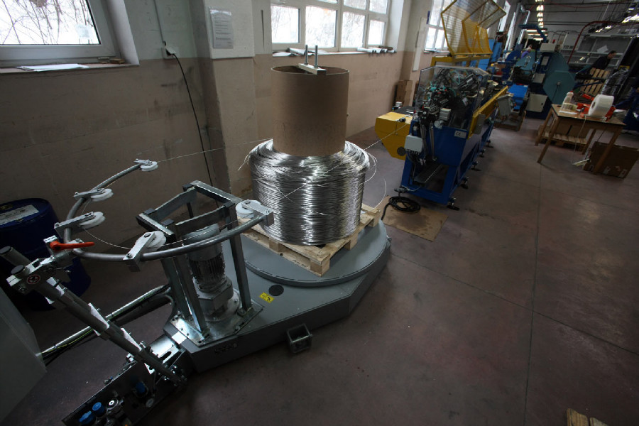 Remerx - odvíječ s cívkou na vstupu stroje