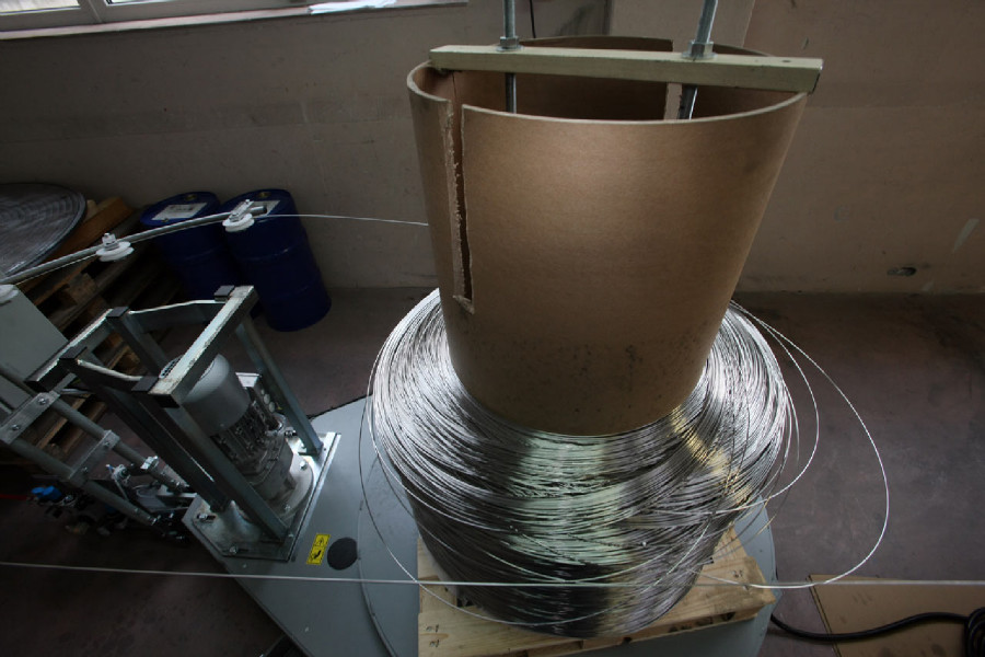 Remerx - cívka s drátem na vstupu stroje