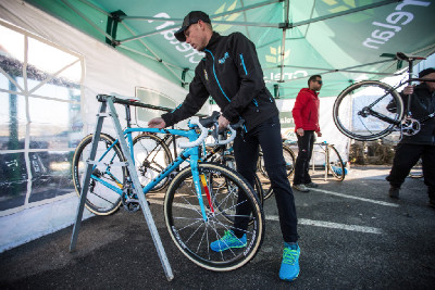 Sven Nys si ráno osobně a pečlivě kontroluje všechna 4 kola