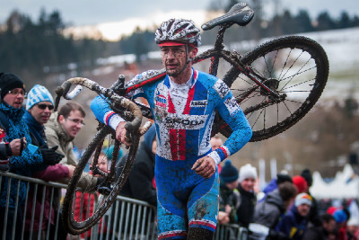 Radek Šimůnek běží se zasukovaným řetězem do depa