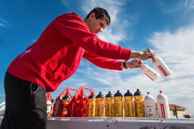 Viktor Zapletal chystá občerstvení před druhou etapou