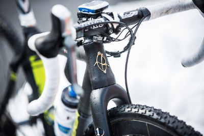 Z boku Orbea, zepředu Ibis ...