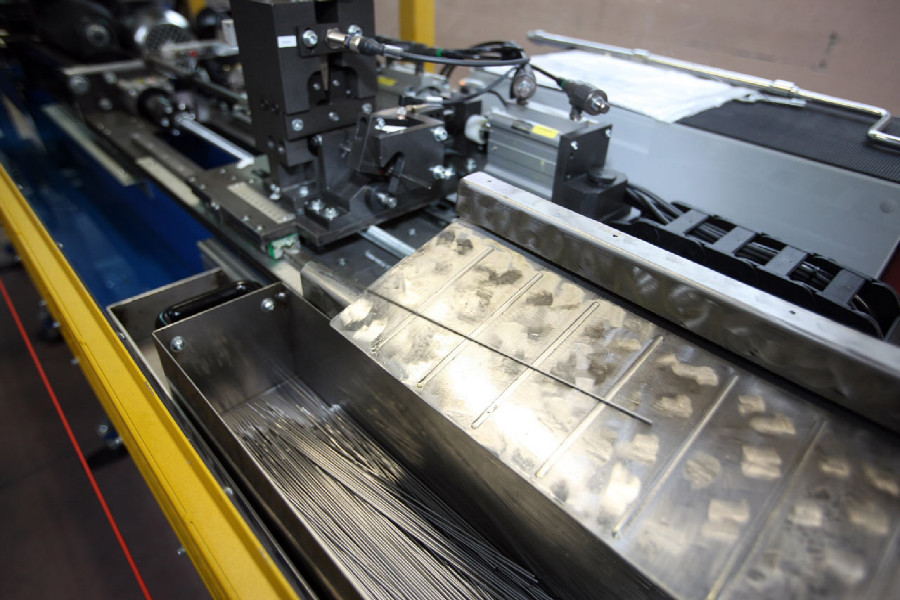 Remerx - zeslabený drát odpadává na výstupu stroje