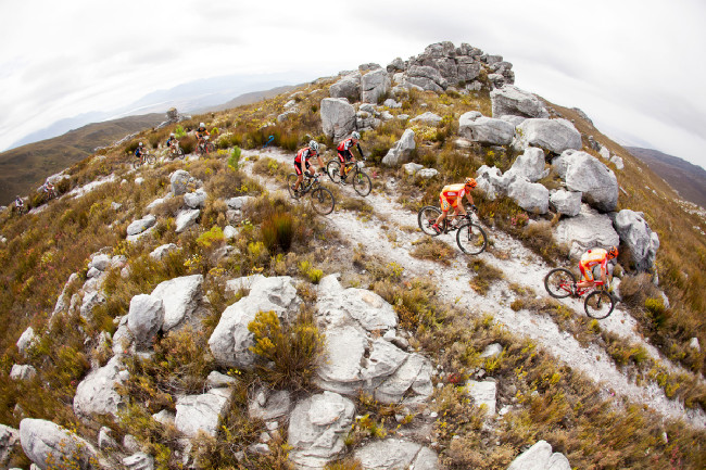 Závodníci přejíždí nejvyšší bod dnešní etapy vrchol Groenlandberg v 1100 mnm