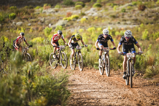 Filip Adel a Jan Jobánek se drží ve skupince pronásledovatelů