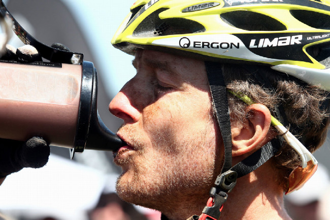 Kristián Hynek doplňuje evnergii po vyčerpávající etapě