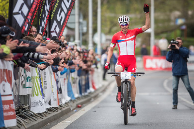 Jaroslav Kulhavý vítězí