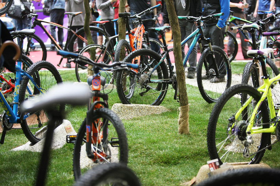 Střípky For Bikes 2015 trávník až z daleké Vídně