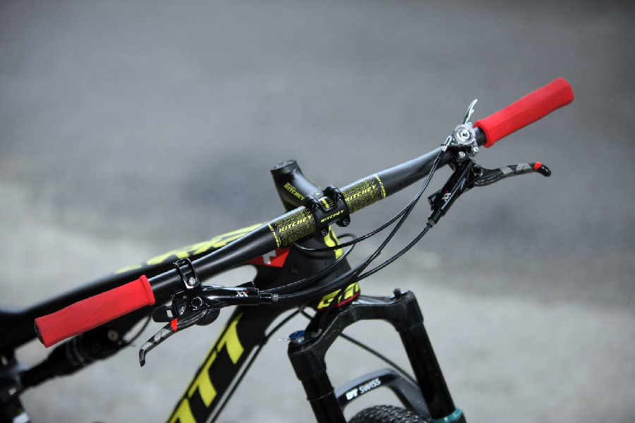 Scott Spark Nino Schurtera - celokarbonový kokpit